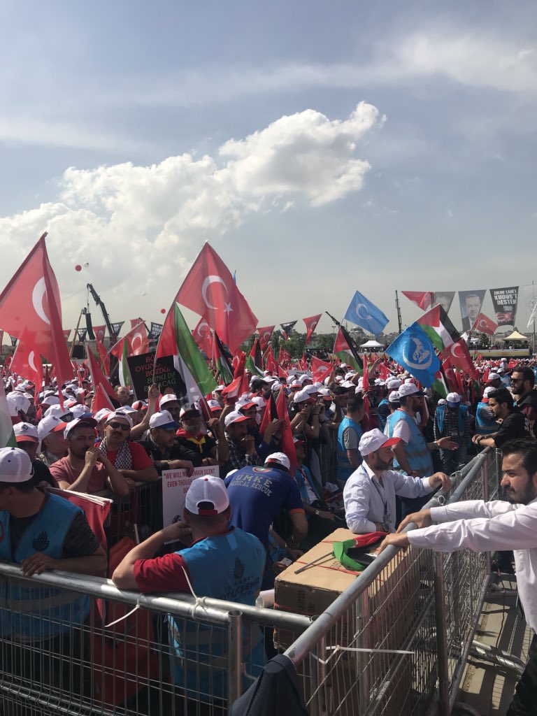 SavciSayan's tweet photo. Alparslan’nın ve Selahadin-i Eyyubi’nin torunları birlikte omuz omuza Yeni Kapı’dayız...Sende gel İsrail’e bir taş at...Hepimiz Filistin’iz https://t.co/8OLToGxWrC