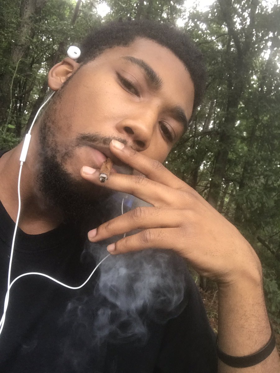 ISHTHEGIFT_'s tweet photo. Smoke to get high and keep the pain low ... lord knows I miss my brotha but that's just how the game go .. #FREECDOT https://t.co/p7q8ajAYJw