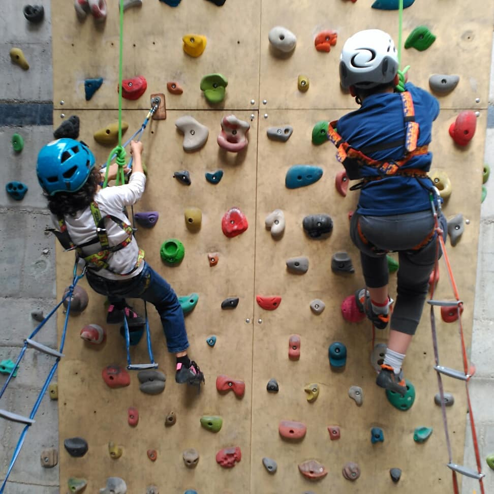samesants's tweet photo. Aquesta setmana #extraescolar #escaladapernens han après que és #escaladaartificial a fer servir una mica els estreps #uecsants #climbingforkids #sants #escalada #extraescolaresmolonas https://t.co/BDC7nZQGni