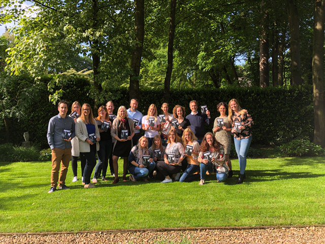 #trotsop een eigen exemplaar van 'Impact'. In het boek laten Harrie van den Berg en @Genieke je anders kijken naar communicatie. Waardoor ineens mogelijkheden ontstaan om die onbewuste, irrationele ander echt te bereiken. Benieuwd? bit.ly/2It9nTX <a href="/Bereikdeander/">Subconscious Impact</a> #impact