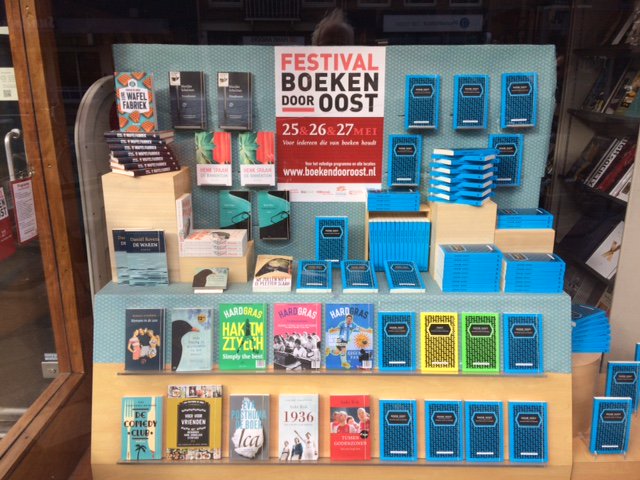 De nieuwe bundel met verhalen van schrijvers uit Amsterdam Oost is er! Zie de boekjes eens mooi staan in de geweldige etalage van Linnaeus Boekhandel! Volgend weekend festival door heel Amsterdam! #boekendooroost