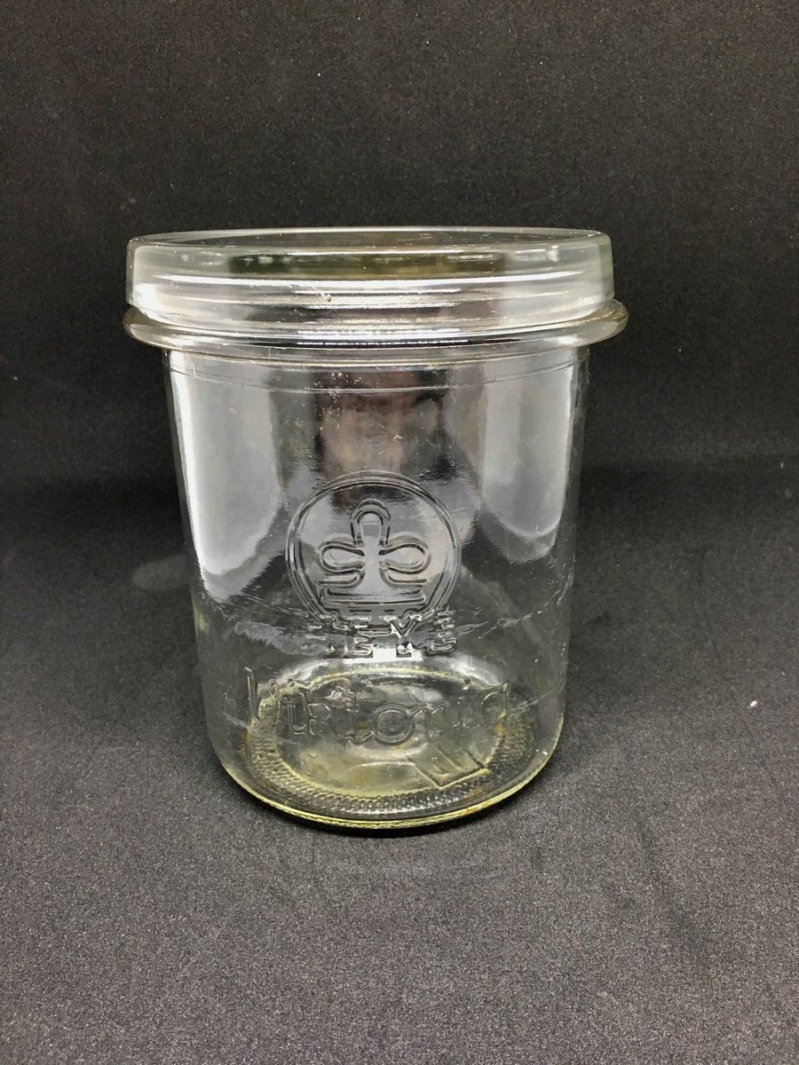 BcnVintage17's tweet photo. Frascos de vidrio con tapa multiusos 3 tamaños años 1940 y 1950.       Glass bottles with multipurpose lid 3 sizes. Retro kitchen storage glass
.
.
#vintage #weck #weckjars  #glasspot #gerrix #heye #rillenglas #vintagekitchen #vintagehome #raval https://t.co/pJMSpjiEe1
