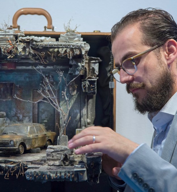 "This body of work looks at the 10 stories of recent #refugee families; Together with my collaborator, <a href="/ubadr/">Ahmed M. Badr</a>, we strive to humanize the word 'refugee.'" New interview with #miniature #artist, #architect &amp; <a href="/UnpackedRefugee/">UNPACKED</a> co-founder <a href="/Mhafez100/">Mohamad Hafez</a>: bit.ly/mohamadhafez #refugees