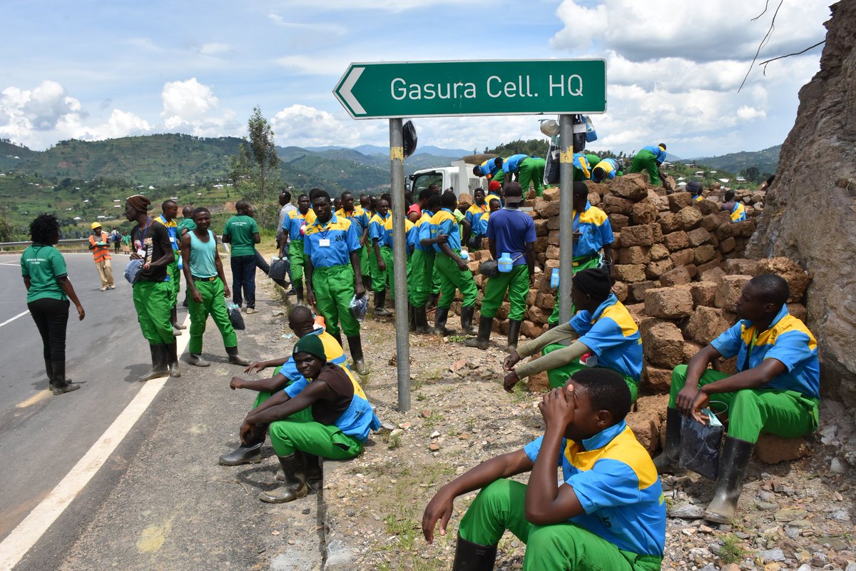 KarongiDistr's tweet photo. #Urugerero ruciye ingando muri @RwandaWest rurimo rubera #Karongi aho #Intore Zirenga 530 zikora imirimo irimo kubakira abatishoboye  inzu 15 z'abatishoboye bimurwa mu manegeka. https://t.co/pLcT8qzniz
