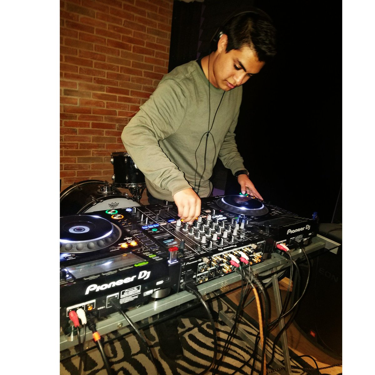 Olivermike90's tweet photo. La Música es Felicidad!
#Friday https://t.co/CPgTc2dj36