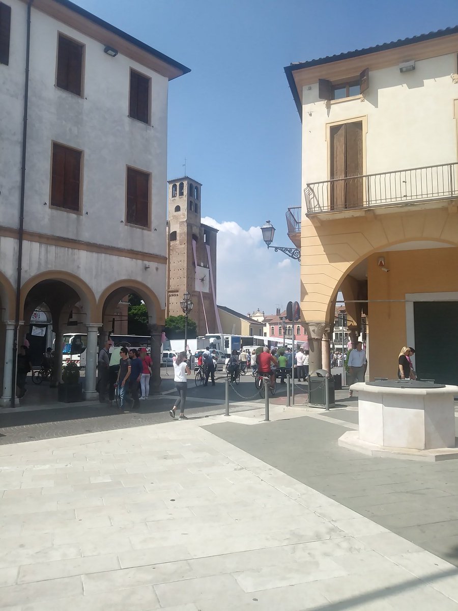 FrizSTC's tweet photo. E Piove di Sacco si colora di Rosa #giroditalia 
#raigiro #bicibcn #cors
@RaiSport @ProvinciaPadova https://t.co/wrVTq3wr3R