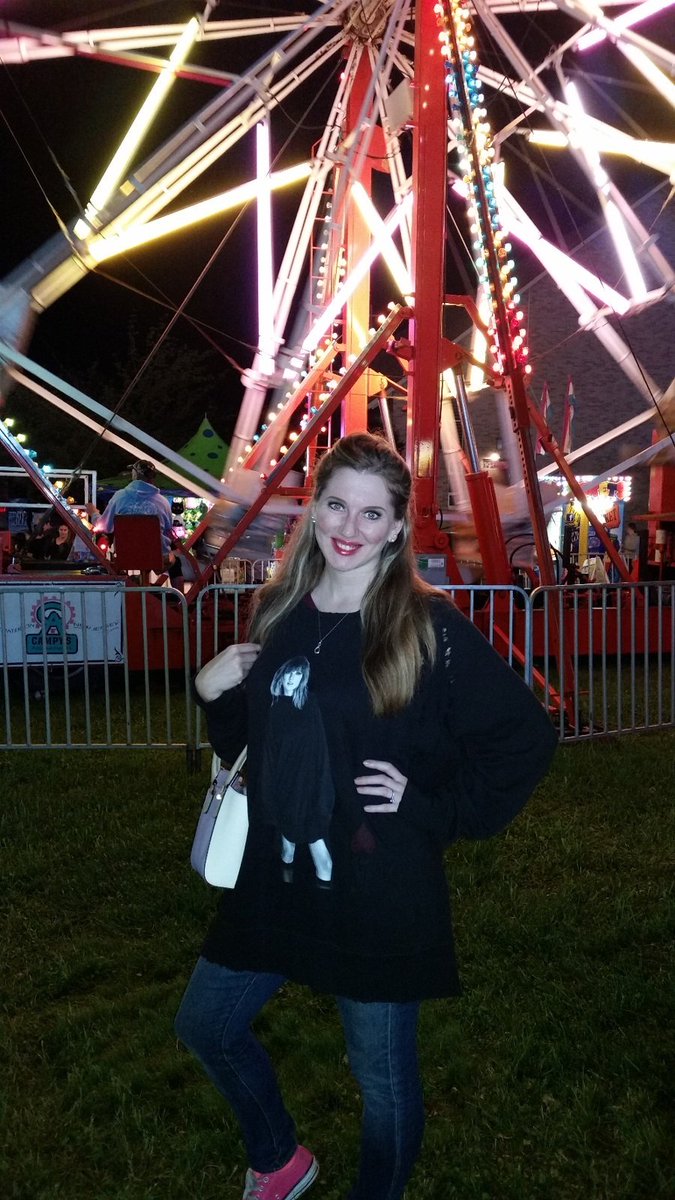 sweetx0love25's tweet photo. It feels like the perfect night to dress in Taylor Swift rep merch at the carnival with my baby
uh uh, uh uh π‘π«πΌπ@taylorswift13 @tsofficialmerch @taylornation13 @theswifterlife #reputationStadiumTour #myrepmerch
#reptourMetLife #reptourEastRutherford https://t.co/6G30hBbOon