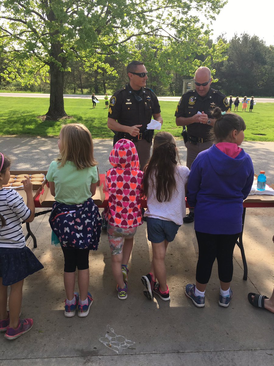 Robinson Kindergartens appreciating our Ifficers today with a donuts and drive through this morning. <a href="/GrandHavenSup/">Andrew Ingall</a> <a href="/ghapsrobinson/">GHAPS-Robinson</a> <a href="/mrsgoffnett/">Megan Goffnett</a>