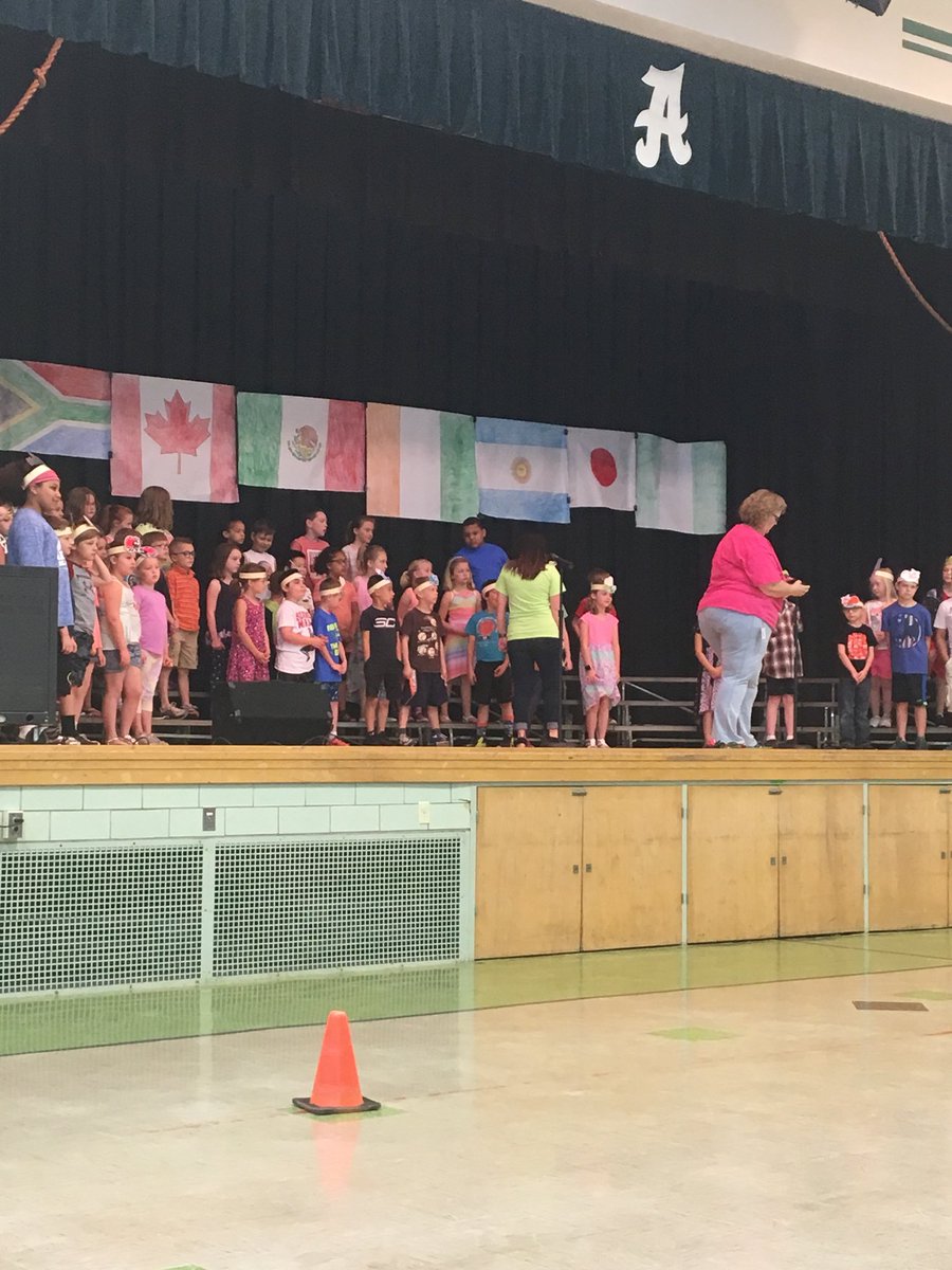 AdamsDCSD's tweet photo. Second grade getting ready for their show! #dcsdpln https://t.co/XVFKy5RHWN