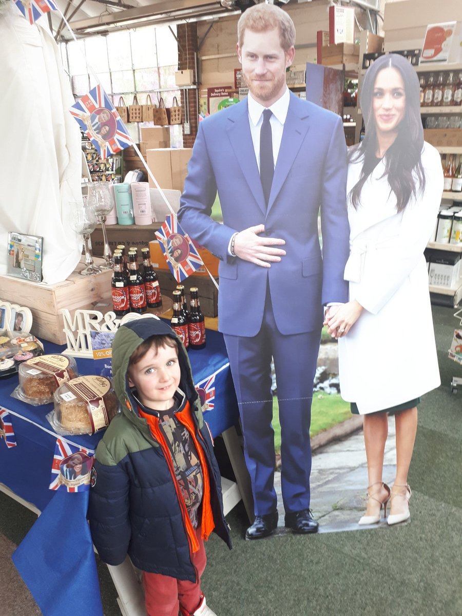 🤴👰🏻 Two Harrys - we're loving all the excitement in #Windsor ahead of the #RoyalWedding bravo <a href="/SquiresGC/">Squire's Garden Centres</a> #HarryandMeghan #Berkshire #weddingfever