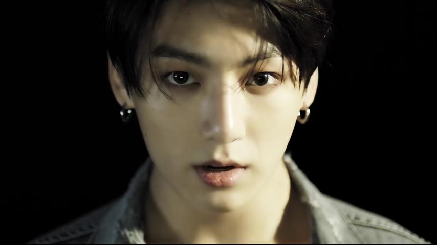 YOOTAENI's tweet photo. JEON JUNGKOOK WHO TOLD YOU TO ACT THIS WAY IM NOT GONNA ACT SO NORMAL WITH THAT ACTING AND DEEP VOICE IM GONNA TALK TO BIGHIT wHY I CANT BREATH NORMALLY #FakeLoveFriday #iVOTEBTSBBMAs @BTS_twt https://t.co/G2HAlmMIzx