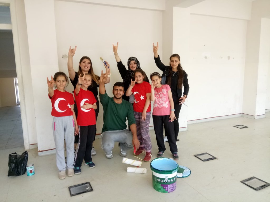 Sahannn27's tweet photo. Gaziantep Üniversite Teşkilatı olarak ‘Köylere Kitaplardan Bir Bahar Götürüyoruz’ projesi kapsamında Şehidimiz Fırat Yılmaz Çakıroğlu kardeşimizin adının verileceği kütüphane hazırlıklarına  başladık. 
#ŞehitFıratYılmazÇakıroğlu https://t.co/ELGdK7DdXs