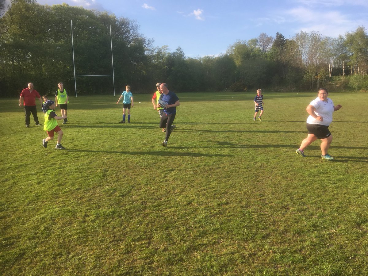 SrfcRugby's tweet photo. Big numbers in the sunshine ensure another vibrant @Tartan_Touch session. Loads of new faces, young and old. Always great to welcome new people into our #RugbyFamily @ClubSportStlg @RugbySco @SCRUMMAGAZINE https://t.co/mgEr8penEk