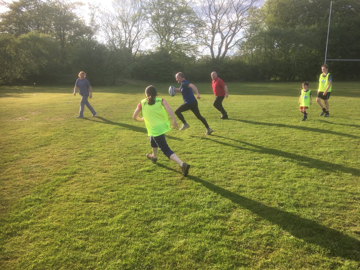 SrfcRugby's tweet photo. Big numbers in the sunshine ensure another vibrant @Tartan_Touch session. Loads of new faces, young and old. Always great to welcome new people into our #RugbyFamily @ClubSportStlg @RugbySco @SCRUMMAGAZINE https://t.co/mgEr8penEk