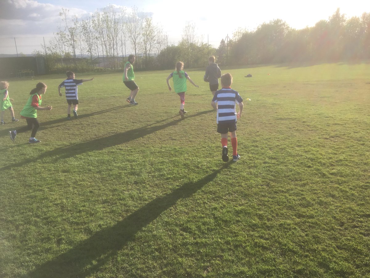 SrfcRugby's tweet photo. Big numbers in the sunshine ensure another vibrant @Tartan_Touch session. Loads of new faces, young and old. Always great to welcome new people into our #RugbyFamily @ClubSportStlg @RugbySco @SCRUMMAGAZINE https://t.co/mgEr8penEk