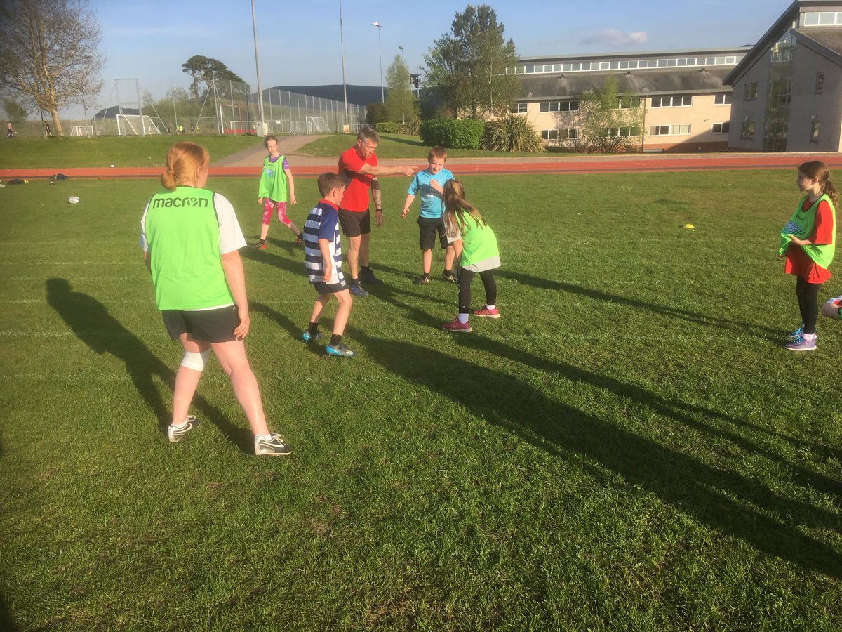 SrfcRugby's tweet photo. Big numbers in the sunshine ensure another vibrant @Tartan_Touch session. Loads of new faces, young and old. Always great to welcome new people into our #RugbyFamily @ClubSportStlg @RugbySco @SCRUMMAGAZINE https://t.co/mgEr8penEk