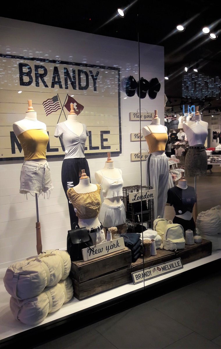 Joyly Brandy Melville Window Display In Siam Center Bangkok T Co Snuut3ciul Brandymelville Windowdisplay Windows Visualmerchandising Siamcenter Bangkok Thailand T Co 24b1ohu7i4