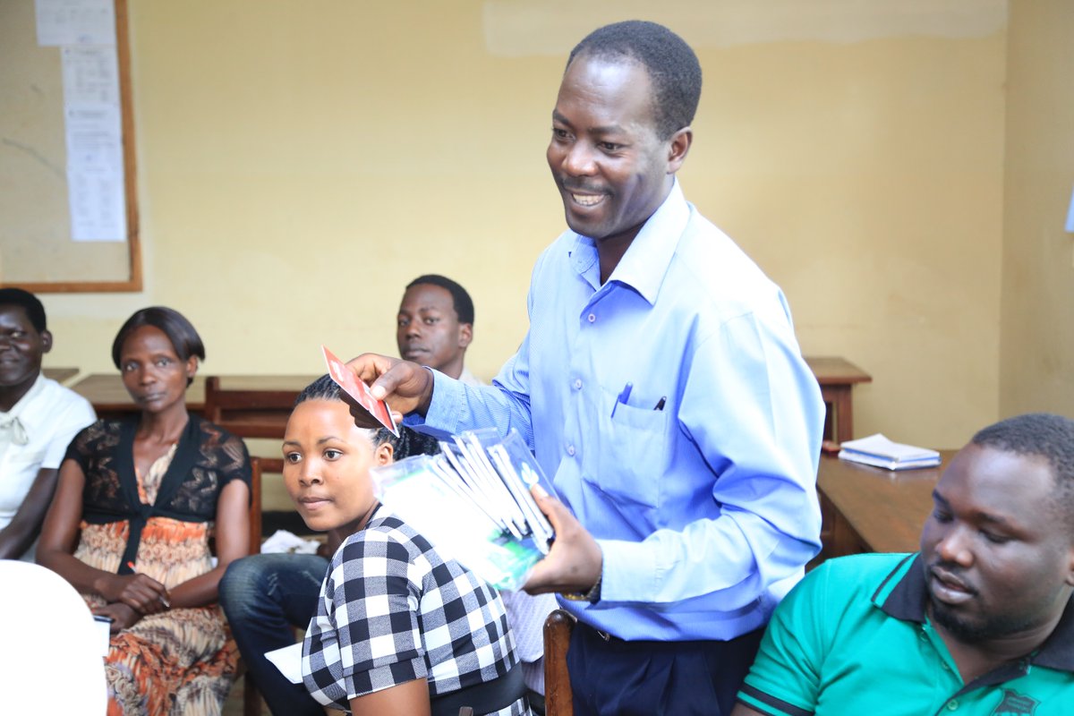 great_purpose's tweet photo. We also need to acknowledge those teachers who have contributed greatly to nurturing responsible citizens for the nation. Say @juniorobonyo1 while handing over scholastics to the Head Teacher Comprehensive College Gayaza https://t.co/G6SbbbegB3
