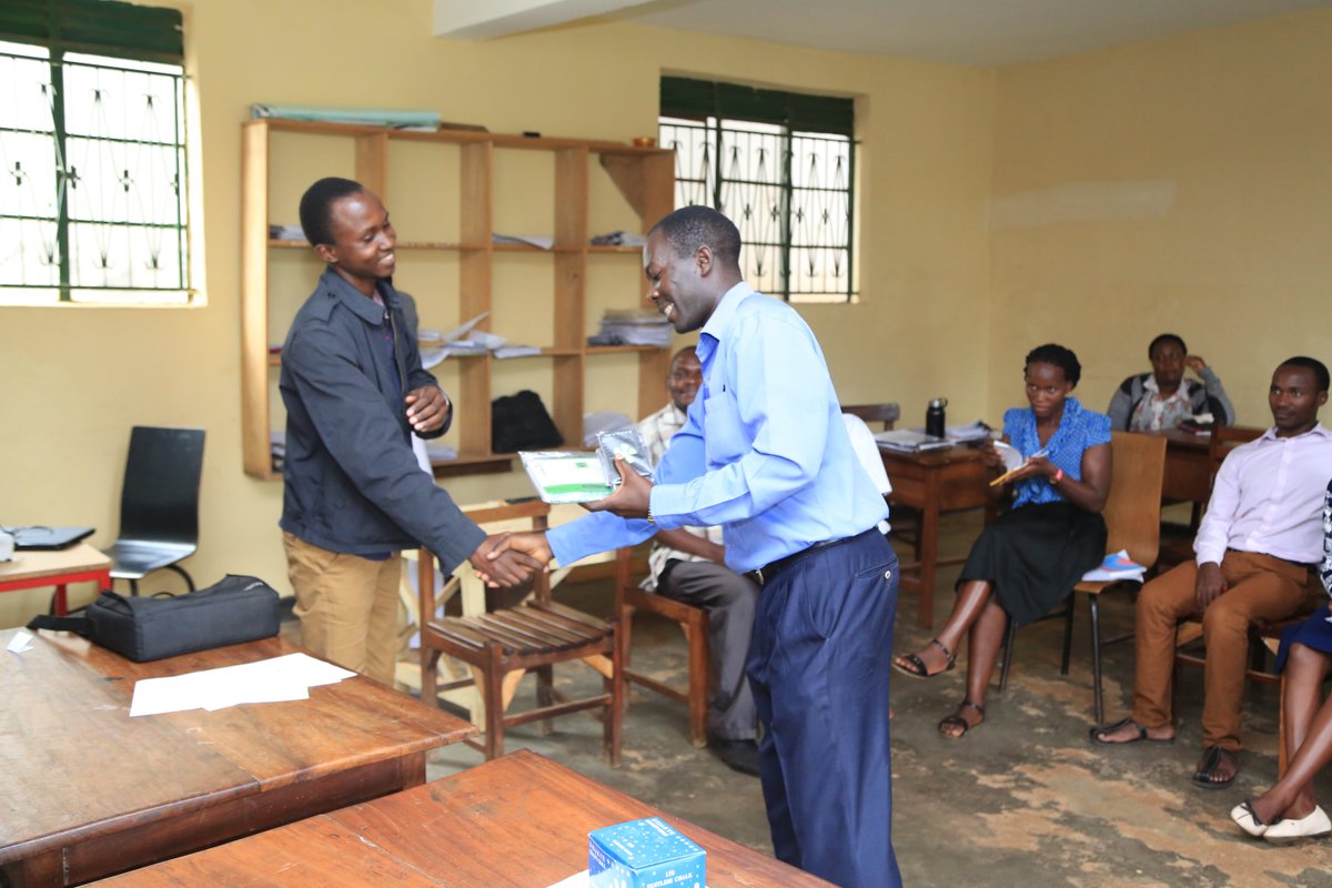 great_purpose's tweet photo. We also need to acknowledge those teachers who have contributed greatly to nurturing responsible citizens for the nation. Say @juniorobonyo1 while handing over scholastics to the Head Teacher Comprehensive College Gayaza https://t.co/G6SbbbegB3