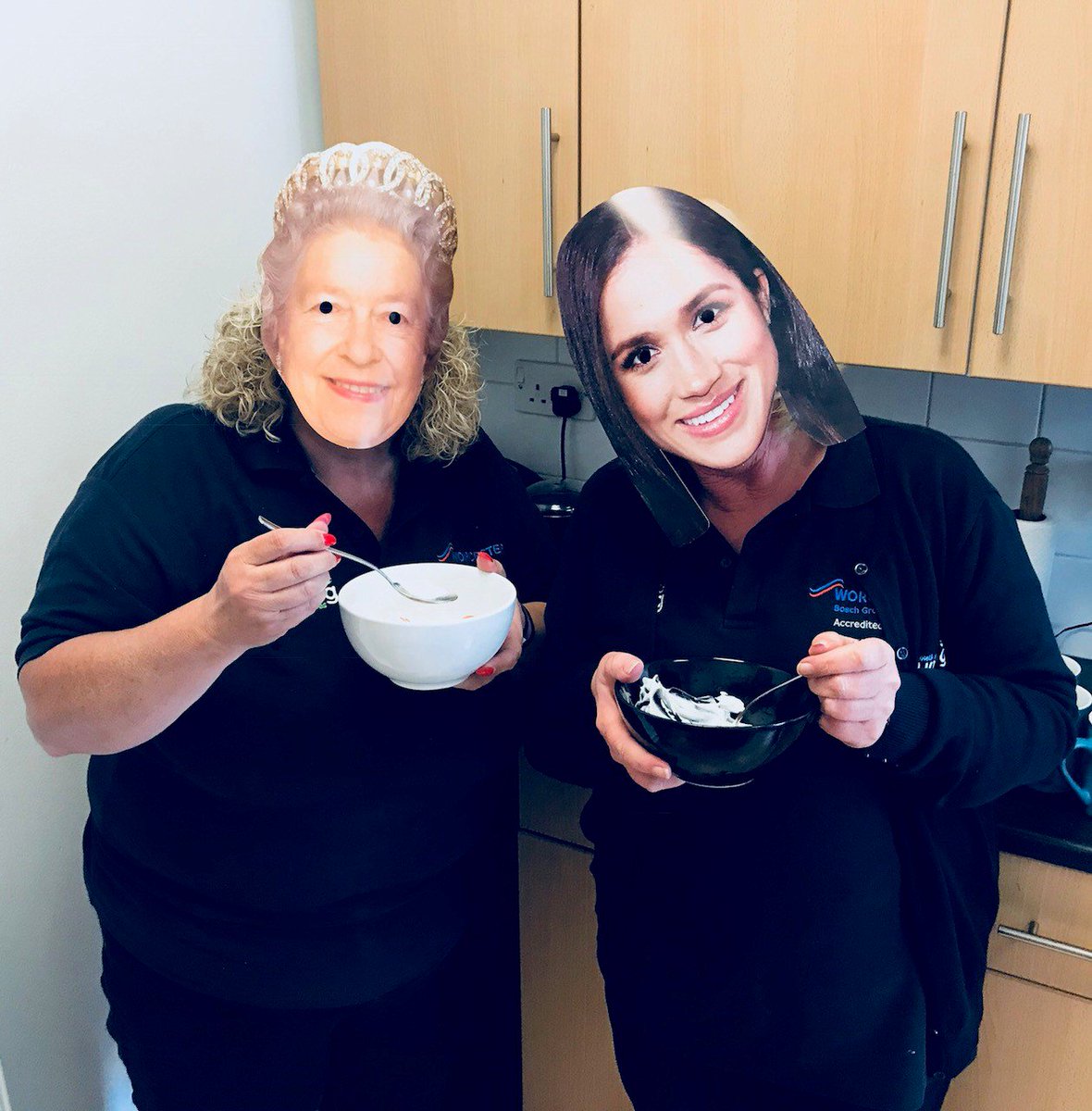 swplumbingdevon's tweet photo. Queen Liz showing Meg the ropes with strawberries and cream 🍓🍓
#RoyalWedding #RoyalWedding2018 #MeghanMarkle #QueenElizabeth #strawberriesandcream https://t.co/kLvAzND6MC