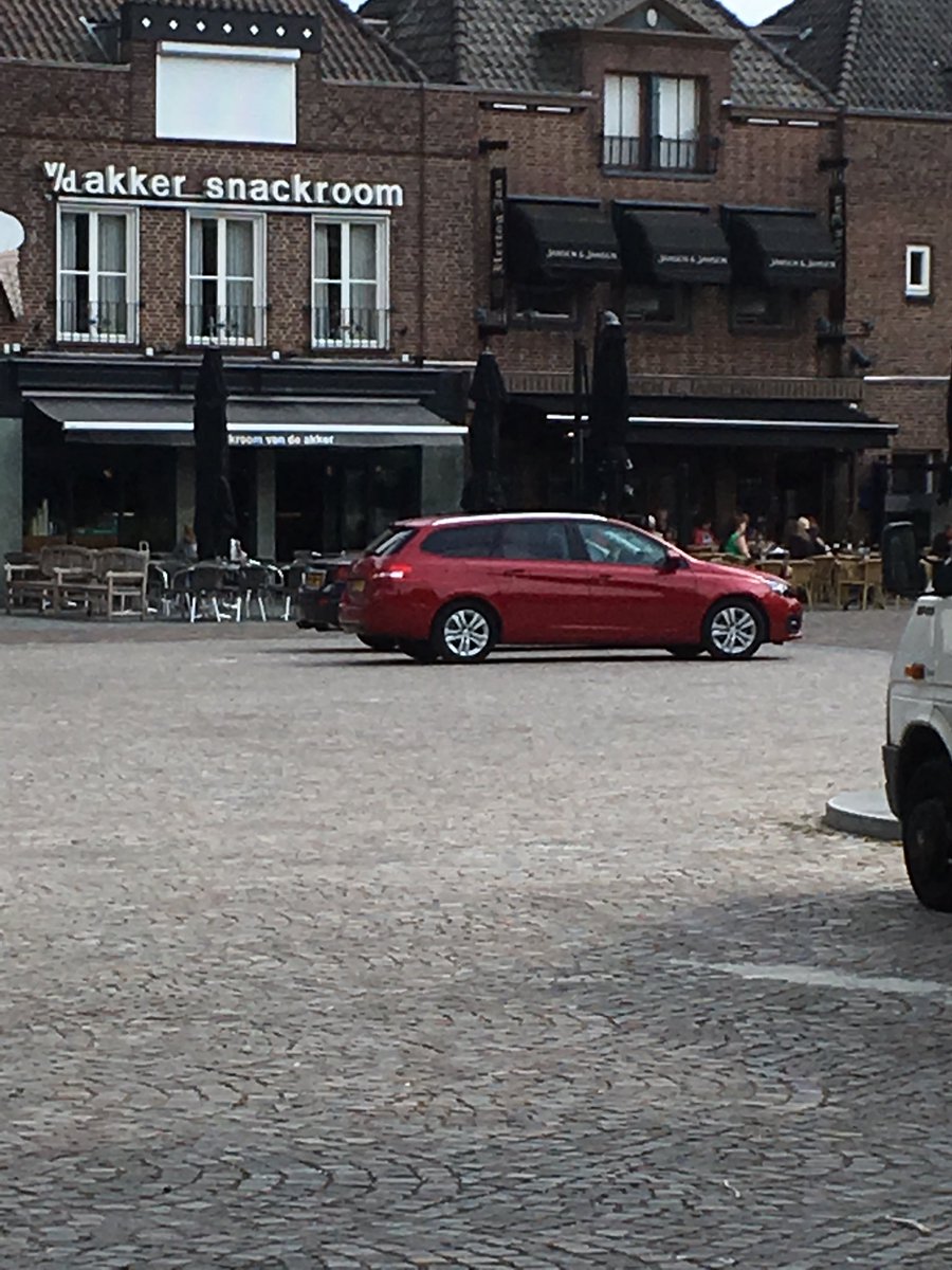 schwiebbe's tweet photo. @WijkAg_SchOost wordt tijd voor bekeuringen. Iedere dag staan er auto’s geparkeerd op de markt in #Schijndel. Gevaarlijke situTies.. https://t.co/SqXog3I5HG