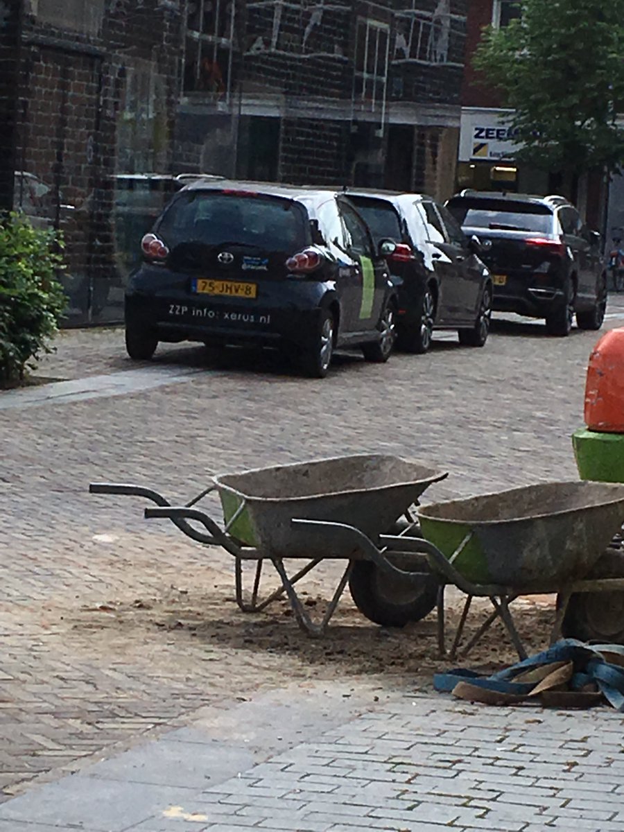schwiebbe's tweet photo. @WijkAg_SchOost wordt tijd voor bekeuringen. Iedere dag staan er auto’s geparkeerd op de markt in #Schijndel. Gevaarlijke situTies.. https://t.co/SqXog3I5HG