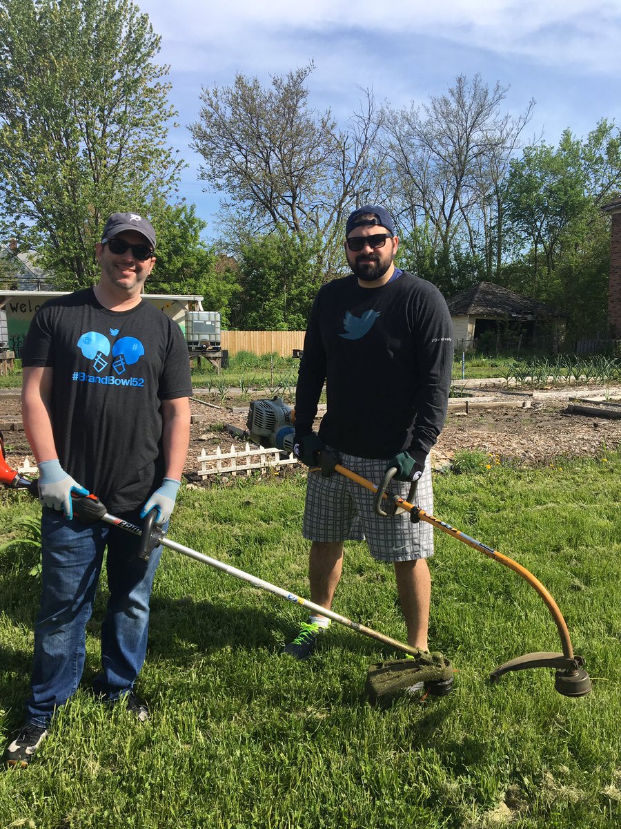 jenb's tweet photo. Starting the day off right cleaning Detroit community gardens with @block_eden! #TwitterForGood #TwitterDetroit https://t.co/FPJAELVd6e