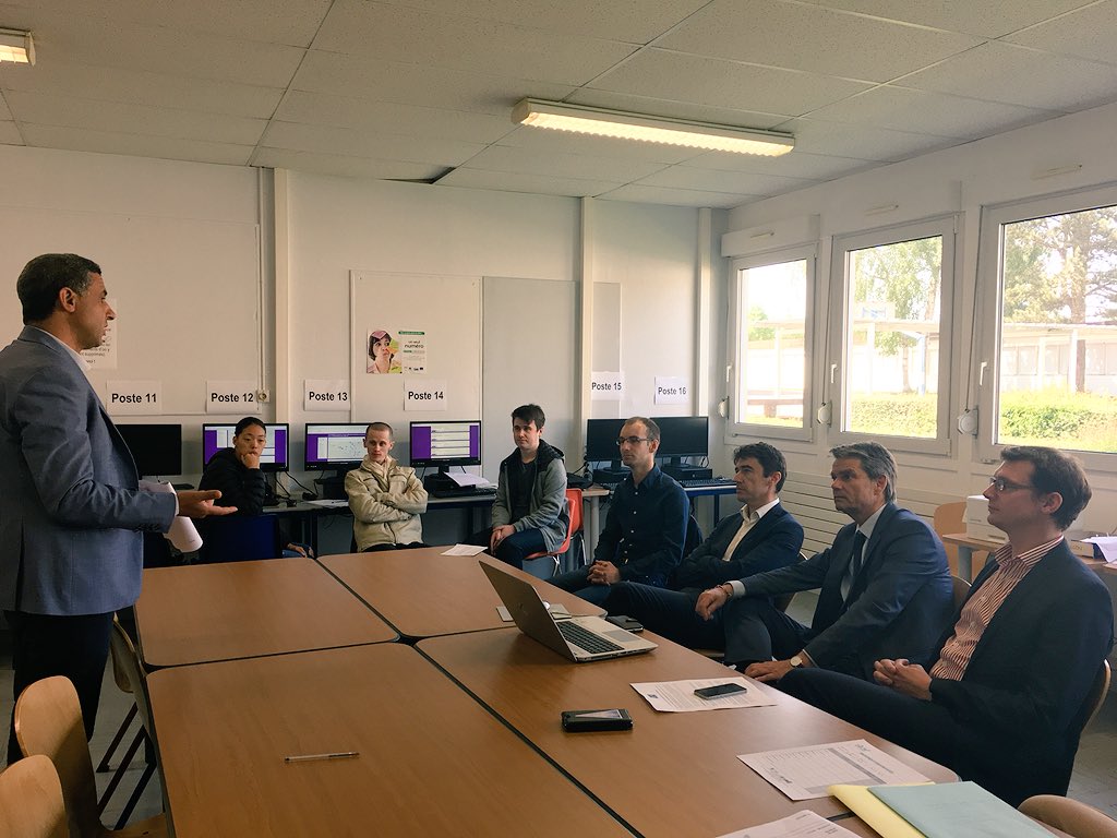 YannWehrling's tweet photo. Échanges passionnants avec des jeunes de l’Ecole de la 2ème Chance @E2CNormandie : on parle de décrochage scolaire mais aussi et surtout de réinsertion, de retour vers l’emploi et ...d’avenir. 
#insertion #E2C #2eChance https://t.co/JBMGrALEx8