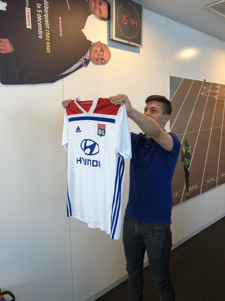 RT &amp; FOLLOW <a href="/lequipedusoir/">L'Équipe du soir</a> pour remporter le nouveau maillot de <a href="/OL/">Olympique Lyonnais</a> ! #HereToCreate #JoueLaCommeFekir #EDS <a href="/NabilFekir/">Nabil Fekir</a> <a href="/adidasFR/">adidasfr</a>  🎁 🔴🔵