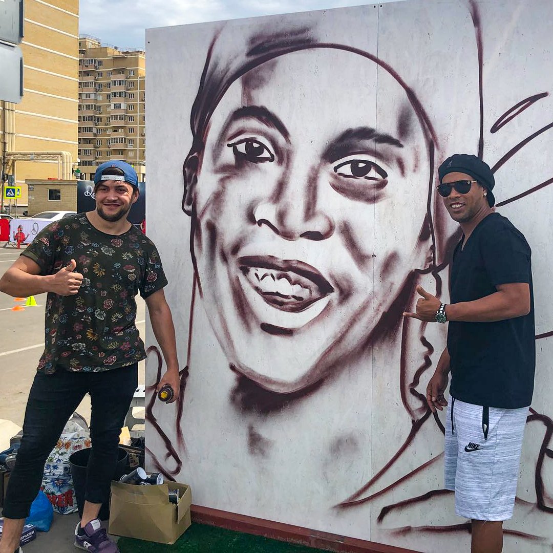 10Ronaldinho's tweet image. Muito bacana o graffiti que essa fera fez aqui em Krasnodar!!! 🤙🏾 🎨 #RonaldinhoArt