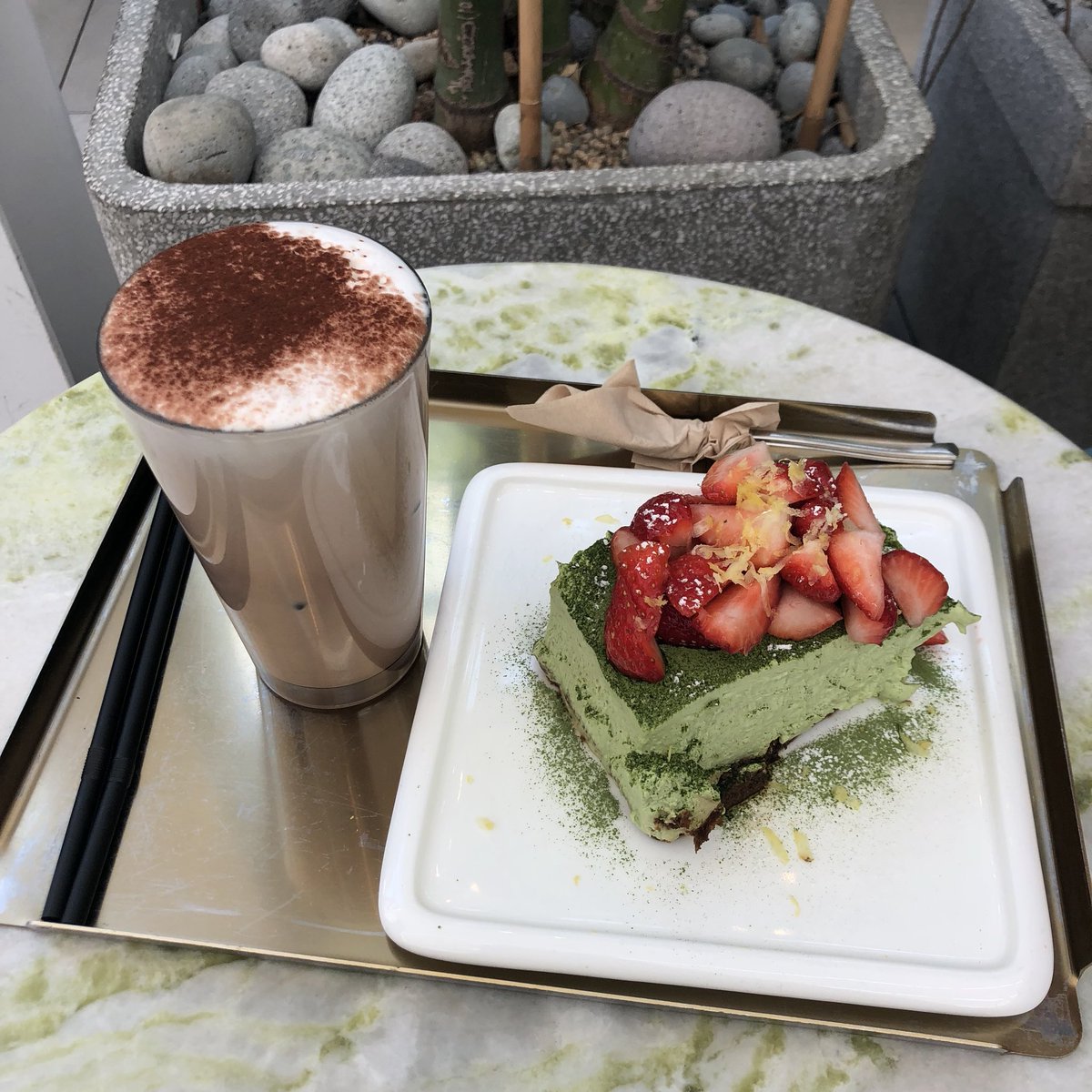 lifeissoulseoul's tweet photo. cafe mula ☕️ ชอบโทนร้านนี้มากดูขาวสบายตา ที่นั่งมีทั้ง indoor &amp; outdoor มี rooftop ชั���น 2 ด้วยแต่คนค่อนข้างเยอะถ้าไปตอนบ่าย 🍰 green tea tiramisu (8,000₩) อร่อยไม่ผิดหวังเลย 😋 /พิกัด: ย่าน Garosugil, Sinsa Station exit 8

#รีวิวเกาหลี #รีวิวคาเฟ่ #อร่อยบอกต่อ @aroii https://t.co/FdxtdvSk0l