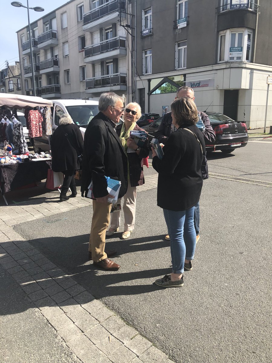RPBrest's tweet image. Excellent accueil du numéro 3 de notre journal #SCIAGE ce matin sur le marché dé #Lambezellec @VBourbigot @BMALGORN #Brest #Emploi