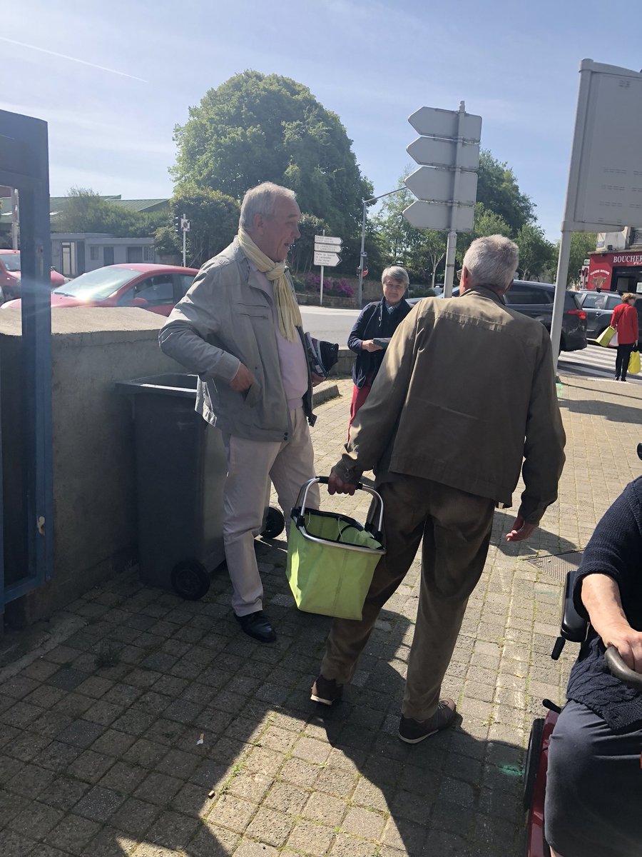 RPBrest's tweet image. Excellent accueil du numéro 3 de notre journal #SCIAGE ce matin sur le marché dé #Lambezellec @VBourbigot @BMALGORN #Brest #Emploi