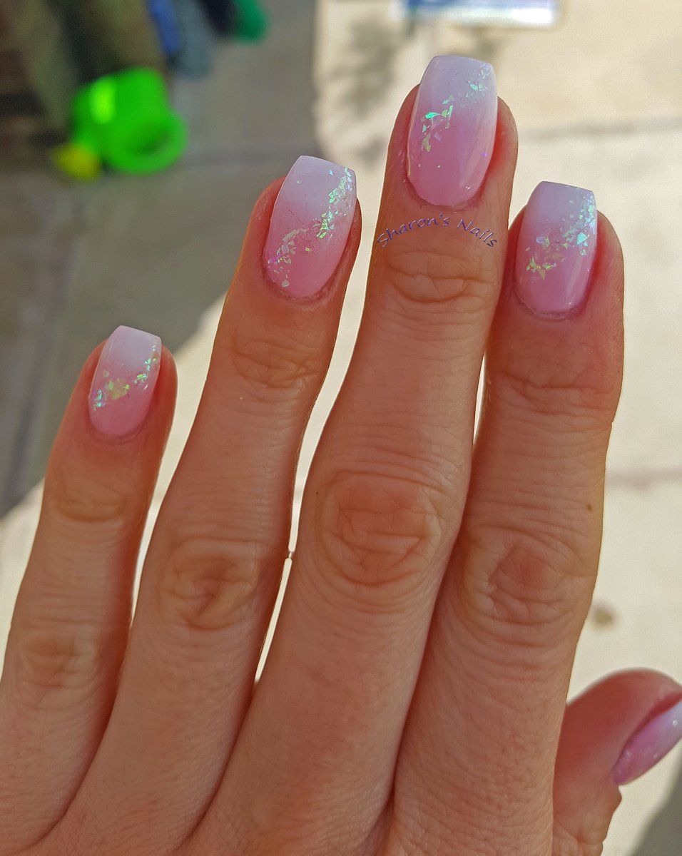 Went outside to get some pictures of my #babyboomernails in the Sun, the flakes shift from pink to green, love them! 😁