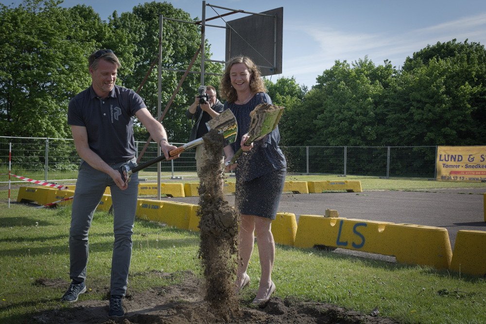 LundogStaun's tweet photo. En god uge med 2 x første spadestik i bæredygtighedens tegn: Tilbygning til Vester Mariendal Skole i Aalborg samt det nye børnehus i Hareskovby. To spændende projekter med fokus på bæredygtighed. Dejligt med kommunale bygherrer, som prioriterer #bæredygtighed i #byggeri! https://t.co/GI89QhUkdU