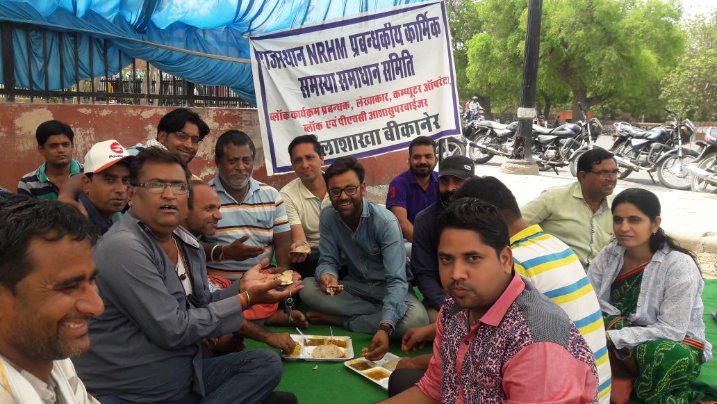 suresh_nrhm's tweet photo. @VasundharaBJP माननीय मुख्यमंत्री महोदया nrhm मैनेजमेंट केडर के कार्मिक पिछले 80 दिनों से धरने पर बैठे है ब इनके घरों में फाके पड़ रहे जिसकी वजह से आज स्थति ये की ये कार्मिक अन्नपूर्णा रसोई का खाना खाकर खुद का पेट भर रहे मगर बीबी बच्चों का क���या करेंगे अतः हमें नियमित करने का श्रम https://t.co/jpzkNzEoOJ