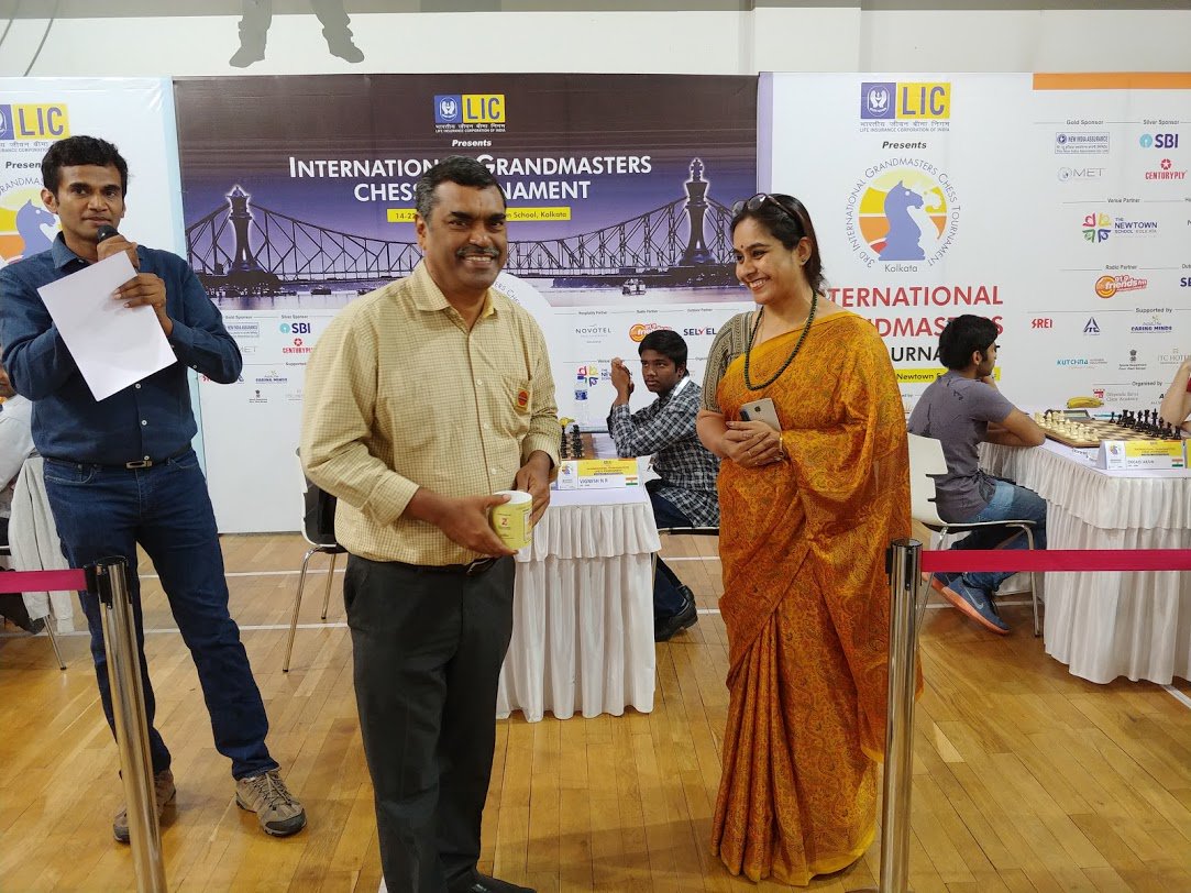 ChessbaseIndia's tweet photo. The organization of tournaments in Kolkata is always tastefully done thanks to the efforts of @DibyenduBarua and @DBCAChess. For the game of the day prize they have the mug with the picture of the player on it!

Photo: @shahidchess 

Read more: https://t.co/spFQayvKbI https://t.co/qWLhBHR1CH