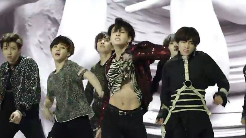 Gammery494's tweet photo. เปิดMVครั้งแรก สิ่งที่คนอื่นแคป VS กู...
#BTS #FAKE_LOVE
#iVoteBBTSBBMAs https://t.co/cwnI837Ovl
