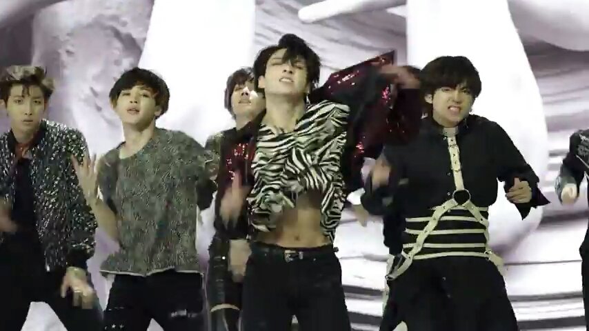 Gammery494's tweet photo. เปิดMVครั้งแรก สิ่งที่คนอื่นแคป VS กู...
#BTS #FAKE_LOVE
#iVoteBBTSBBMAs https://t.co/cwnI837Ovl