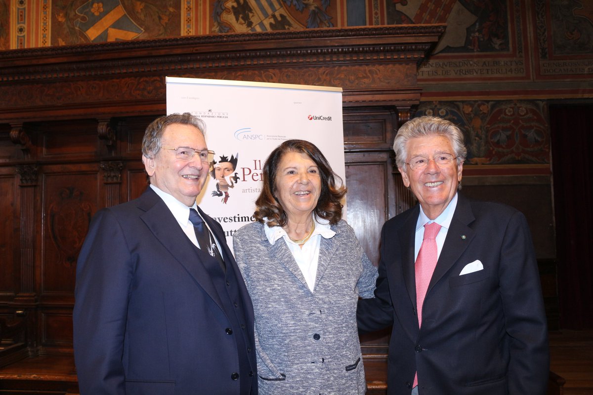 Foto ricordo dei tre premiati #IlPerugino2018 da sinistra #ArnaldoManini #PaolaSeverino #AdolfoGuzzini grazie a tutti! #perugia @ManiniPrefab @UniLUISS @iGuzzini @UniCredit_IT @vetrya @luca_tomassini Sala dei Priori Palazzo dei Notari