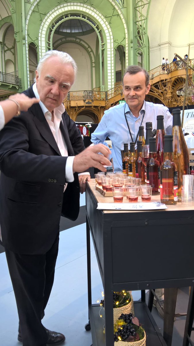 SecretTradition's tweet photo. #tasteofparis 
Hier soir, @Alain_Ducasse1 a dégusté les jus ! 🍇
C'était un plaisir d'échanger avec l'un des chefs fondateurs de @R_Qualite https://t.co/2JZu9x5ovQ