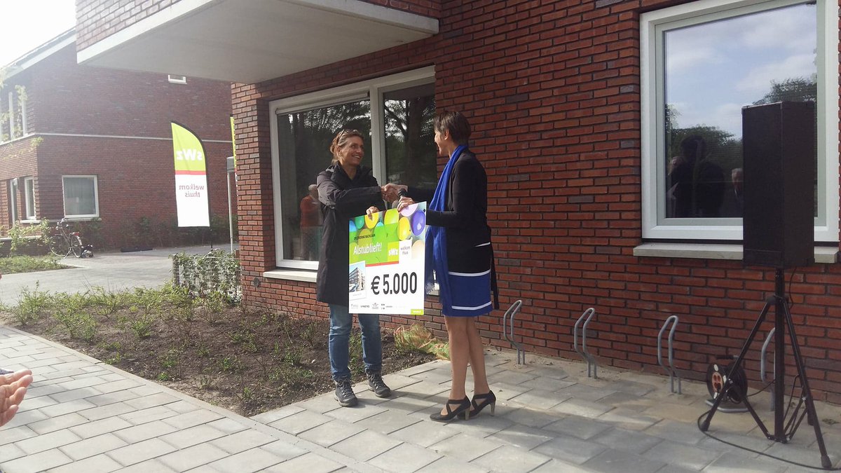 swz_zwolle's tweet photo. Bij de officiële opening van de Bachlaan ook nog een cheque mogen uitreiken namens @Plegt_Vos  @Nikkels_bouw @LKSVDDarchitect @vanlosser_nl en SWZ aan het @SWTZwolle en de bewoners om samen de leefbaarheid nog verder te verbeteren! #trots https://t.co/2iex4NnX4A