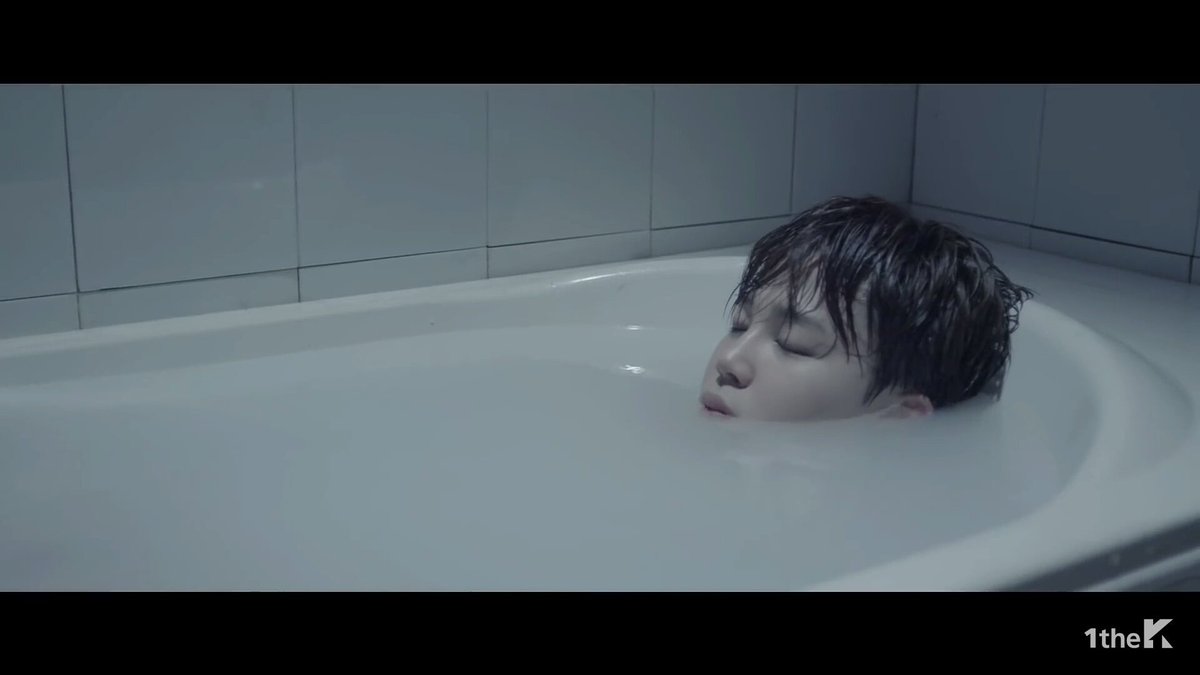 Чимин в i need u в ванной. Юнги i need you. Юнги из клипа ран. Пак чимин i need u. Бтс i need u.