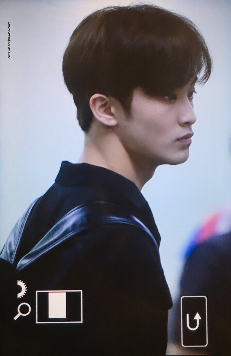 bad8ight's tweet photo. 180518 출국 #마크 #MARK #NCT https://t.co/KJT3YB6JNP