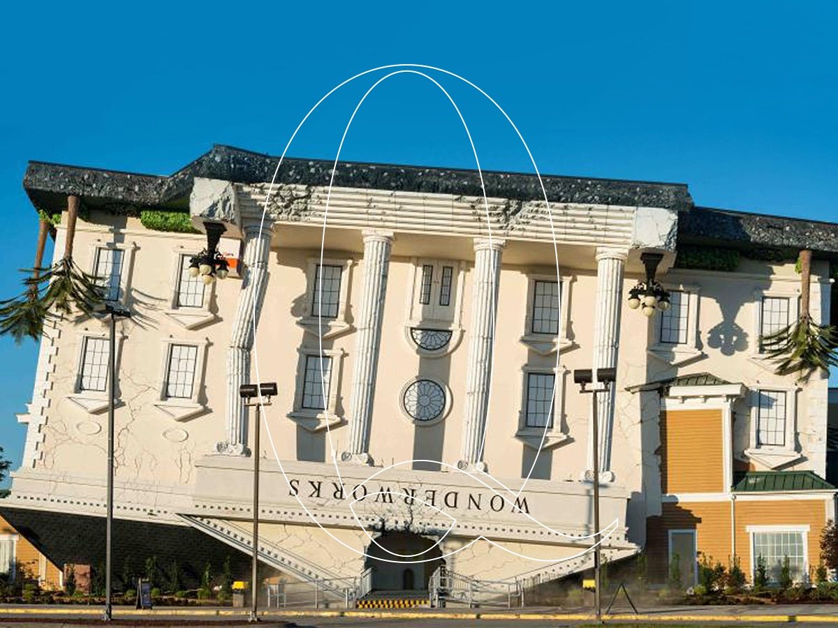 "Wonderworks – ABD" Mimar Terry Nicholson tarafından tasarlanan bu yapı tepetaklak duruyor! 3200 m²’lik alana yayılmış 3 katlı binada 100’den fazla bölüm bulunuyor. Yüksekliği ise 25 metre. Mimari yaratıcılığın sınırlarının zorlandığı binanın içinde eğlenceli bir müze var.