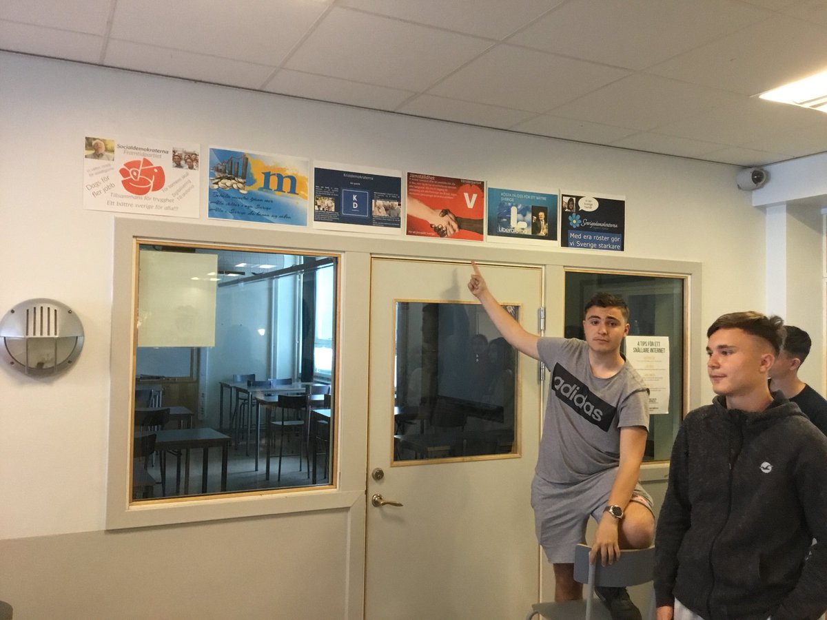 År 9 på @stenkulaskolan arbetar med samhällskunskap tillsammans @Bellmina_O och <a href="/EmmaViqueAbra/">Emma Abrahamsson</a>. Idag  visar de några affischer inför det kommande skolvalet.