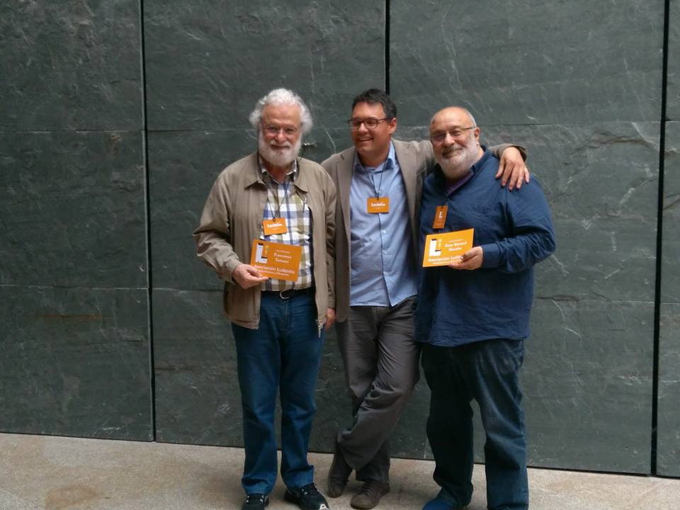A #AsociacionLudantia acordou nomear Socios de Honra ao compañeiro Xose Manuel Rosales Noves e a Francesco Tonucci durante a #Bienal <a href="/Ludantia/">Ludantia Asociación</a>! Parabéns! <a href="/XMRosalesNoves/">XM Rosales Noves</a> <a href="/Pontevedrate/">Concello de Pontevedra</a> <a href="/depo_es/">Deputación Pontevedra</a> <a href="/Xunta/">Xunta de Galicia</a> <a href="/Ferminblanc0/">FermínBlanco</a> <a href="/Proxectoterra/">ProxectoTERRA</a>