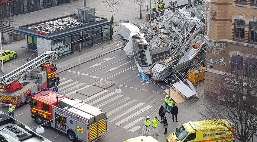 Byggarbetaren's tweet photo. Efter olyckan i Göteborg. Arbetsmiljöverket anmäler ställningsföretaget, som fortsätter att skylla på murarna: "Infästningarna hade tagits bort". https://t.co/t0HZnsL7lM https://t.co/Q3ATYTuBUJ