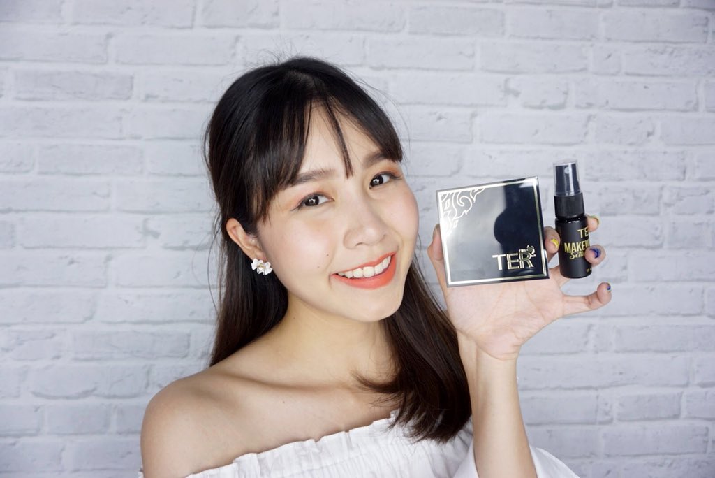 fhay_cotton_h's tweet photo. ตัวนี้เป็นแป้งผสมรองพื้นฮะ @TERCosmetics ปกปิดโอเคมากๆ 
แต่ไม่หนักหน้าเลย คุมมันได้ดี ตกบ่ายมีช่วงจมูกมันนิดหน่อย แต่หน้าไม่ดรอปเลย 
โดนเหงื่อยิ่งผ่อง! เค้ามาพร้อมสเปรย์ Primer ฉีดหลังแต่งหน้าอีกที ทำให้แป้งติดทนขึ้น! 
#TERCosmetics #แป้งพัฟเฑอ #Ter #เฑอ https://t.co/6BKhrA6Azp