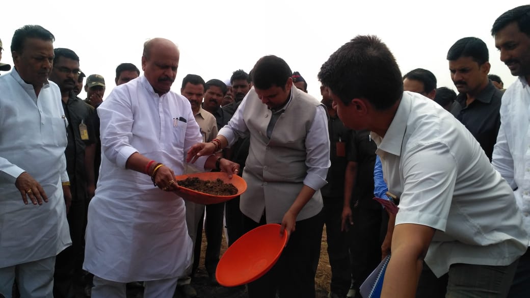 MahaDGIPR's tweet photo. सांगली जिल्ह्याच्या जत तालुक्यातील आवंढी व बागलवाडी येथे @paanifoundation  च्या वतीने आयोजित #वॉटरकप स्पर्धेत सहभागी झालेल्या गावांतील जलसंधारणाच्या कामांची मुख्यमंत्री @Dev_Fadnavis  यांनी केली पाहणी.गावकर्‍यांसोबत श्रमदानातही मुख्यमंत्र्यांनी घेतला भाग. https://t.co/lKVrL9Y7Sa https://t.co/HcNdLtZWIs